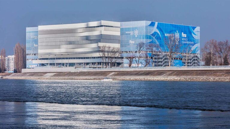 épületháló nyomtatással épület teljes takarása 12 000 négyzetméteren