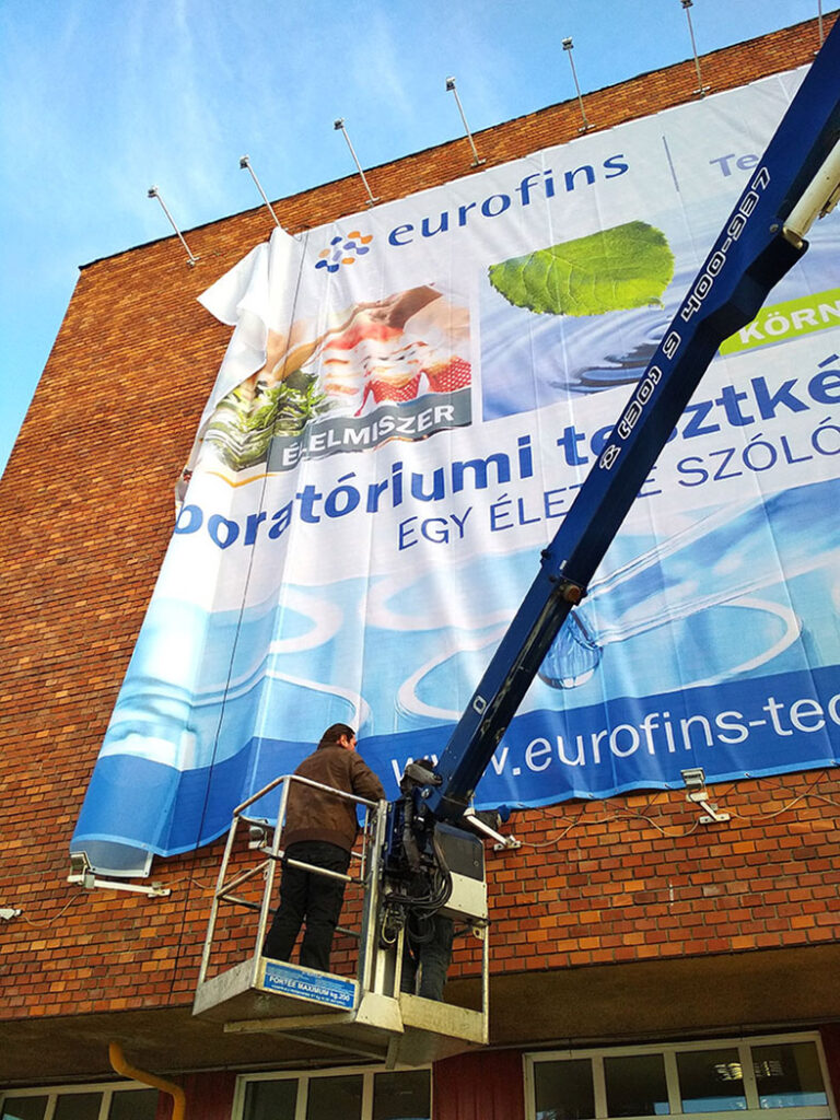 Építési háló nyomtatás és helyszíni telepítés folyamata kosaras kocsival - Digitális nyomtatás Nagyravágyóknak